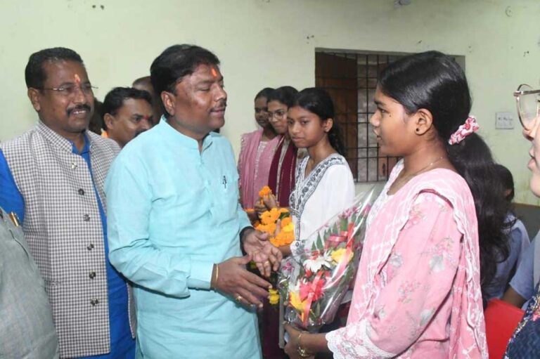छू लो आसमान के सफल विद्यार्थियों का वन मंत्री केदार कश्यप ने किया सम्मान