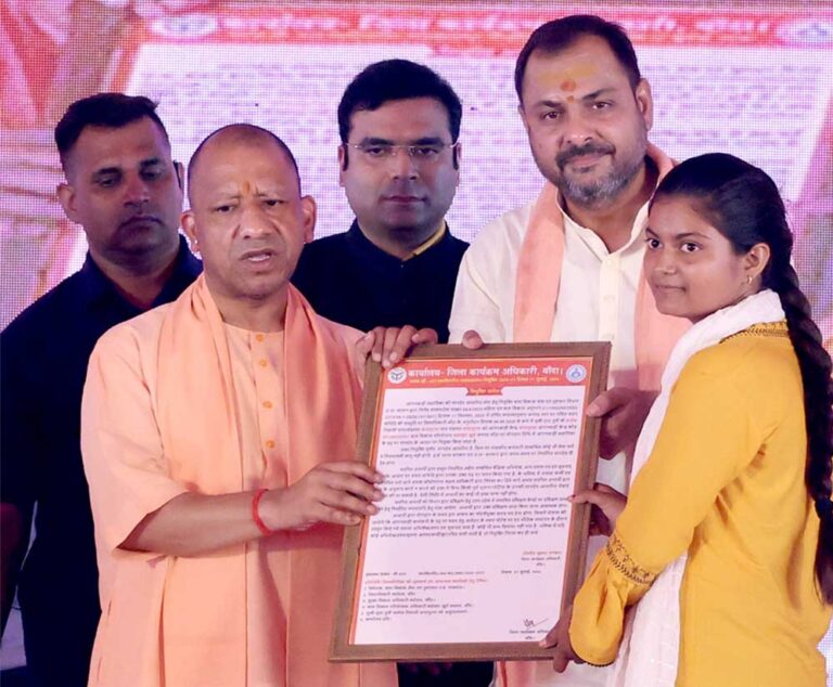 मुख्यमंत्री ने दो महिलाओं को आंगनबाड़ी सहायिका पद के लिए दिए नियुक्ति पत्र