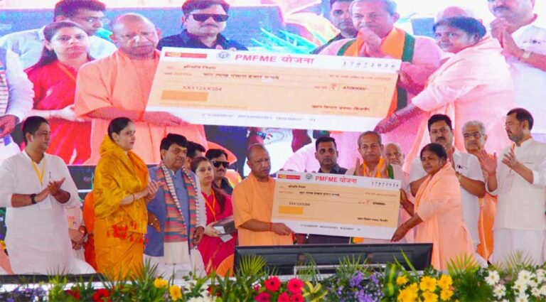 मुख्यमंत्री ने विभिन्न योजनाओं के लाभार्थियों को किया सम्मानित