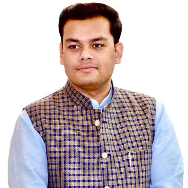 स्कूल बंद करने के आरोप पर अखिलेश को संदीप सिंह का जवाब, ‘PDA नहीं, Propaganda Delivery by Akhilesh’
