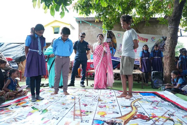 सपेरा बस्ती के बच्चो ने खेली बाल अधिकारों पर सांप सीढ़ी