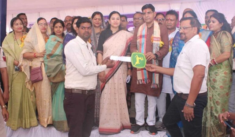 बदली बिलाईगढ़ के तिहारूराम की तकदीर: 4 लाख रूपए के अनुदान से मिला ट्रैक्टर