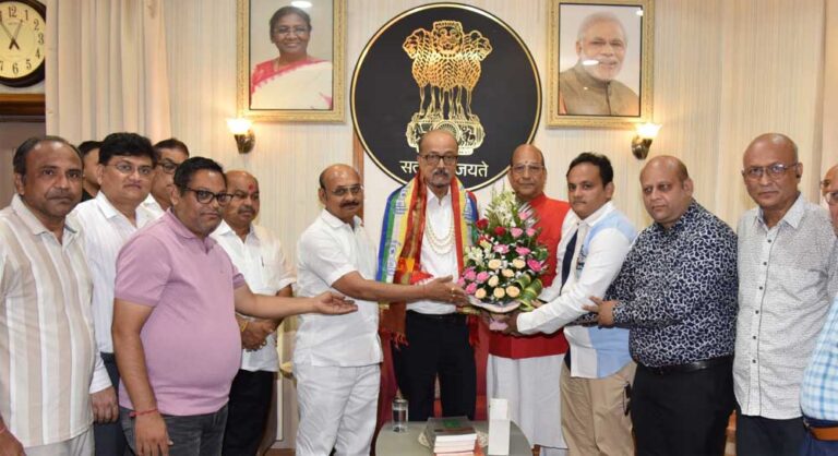 राज्यपाल डेका से सर्वाेदय शांति पदयात्रा के संतों ने की सौजन्य भेंट