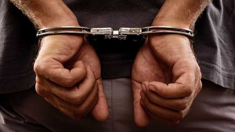 दिवंगत आरक्षक के परिवार से 19 लाख की वसूली का आरोप, थाना प्रभारी गिरफ्तार, अधिवक्ता फरार