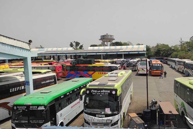 गुजरात-मुंबई में बारिश का कहर, कई ट्रेनें रद्द; बसें बनी सहारा, किराया 25% तक बढ़ा