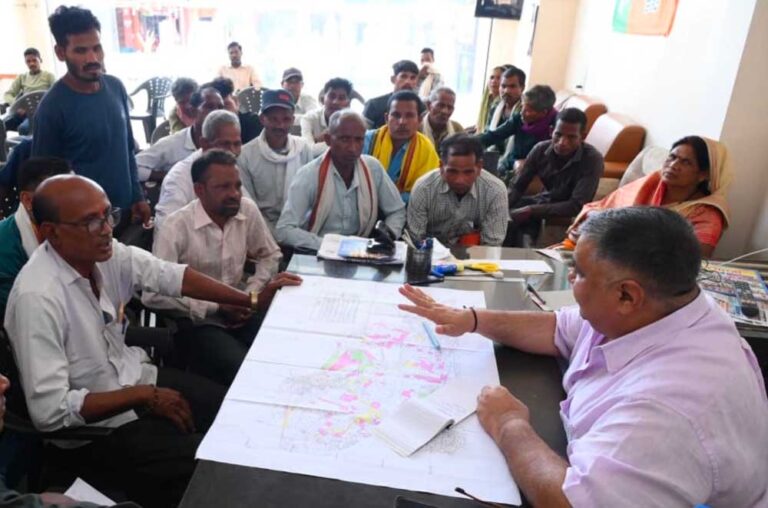 जनदर्शन में मंत्रीराजेश अग्रवाल ने सुनीं ग्रामीणों की समस्याएं, त्वरित समाधान के दिए निर्देश