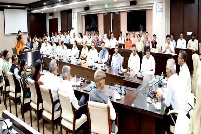 अधिकारी टीम मध्यप्रदेश के रूप में योजनाओं और निर्णयों के क्रियान्वयन में उत्कृष्ट भूमिका निभाएं : मुख्य सचिव बर्णवाल