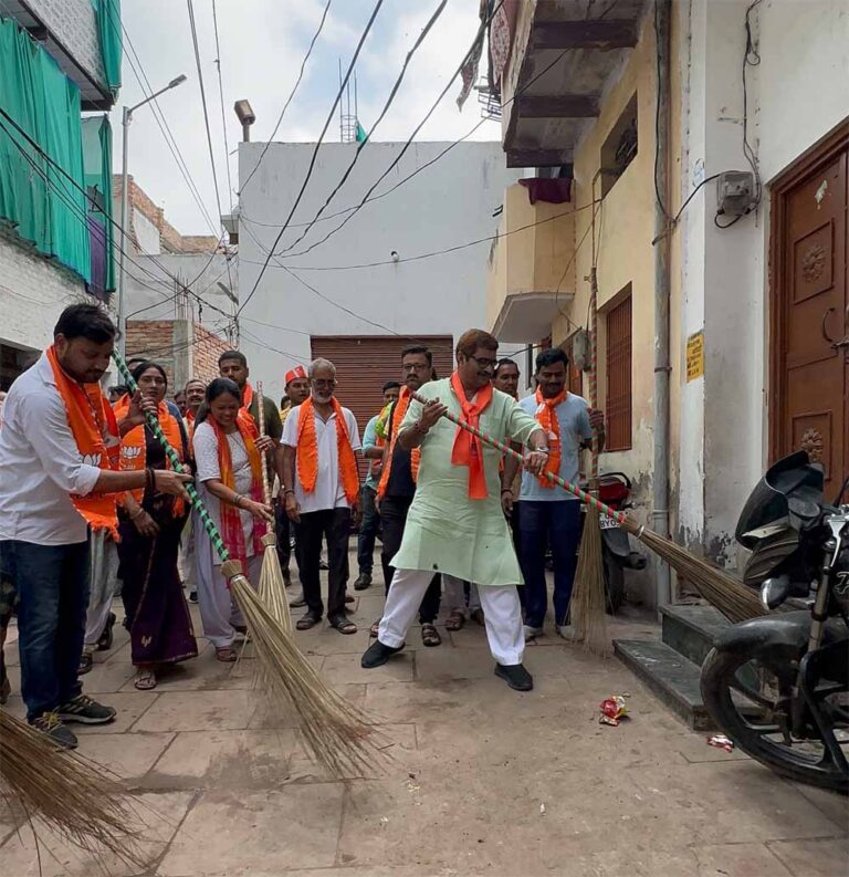 76 दिवसीय वार्ड प्रवास में जनता के बीच पहुंच रहे विधायक डॉ. नीलकंठ तिवारी, सुन रहे समस्याएं, करा रहे समाधान