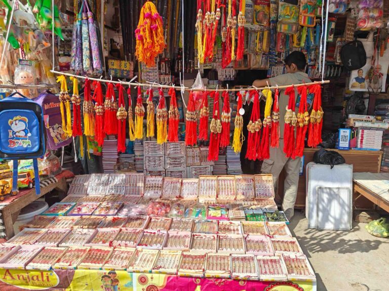 रक्षाबंधन से पहले झुंझुनूं के बाजार रंग-बिरंगी राखियों से सजे, खरीदारी बढ़ी