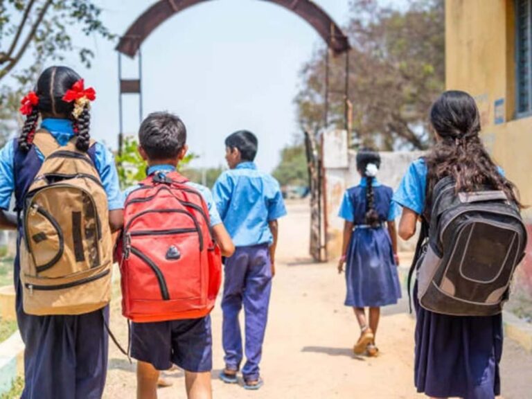 स्कूलों की बदहाली के वीडियो पर सख्ती, प्रयागराज में भ्रामक पोस्ट करने वालों पर FIR की तैयारी