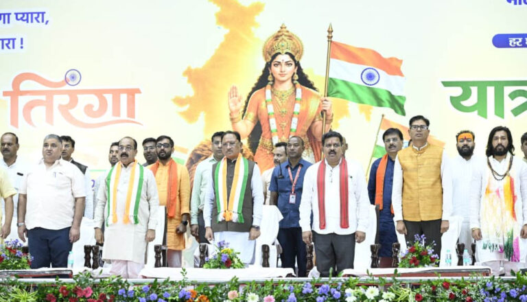 मुख्यमंत्री विष्णु देव साय ने हाथ में तिरंगा थामकर किया भव्य तिरंगा यात्रा का नेतृत्व