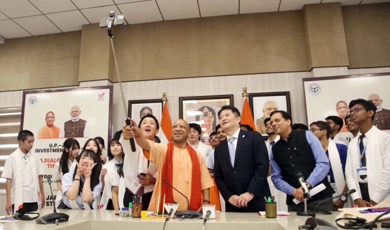 CM योगी के सामने जापानी और भारतीय छात्रों का संवाद, संस्कृति से मजबूत हुई दोस्ती