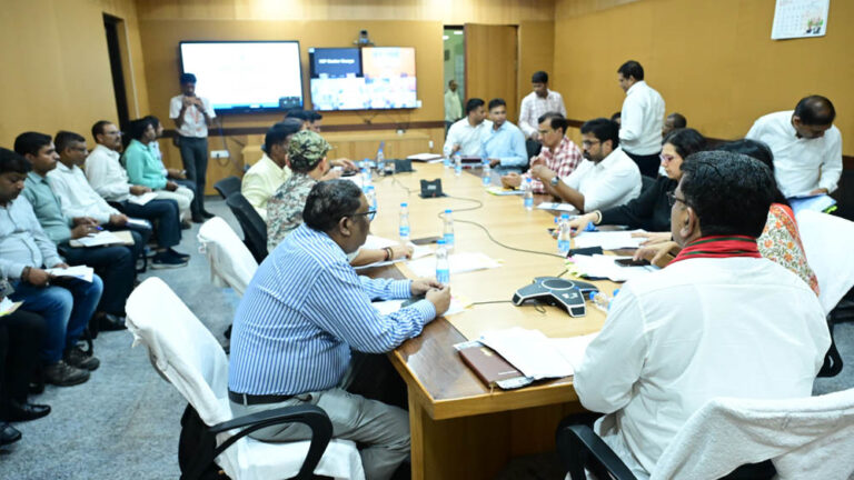 उप मुख्यमंत्री विजय शर्मा ने पुनर्वास एवं नक्सल प्रभावित परिवारों के लिए संचालित योजनाओं की समीक्षा की
