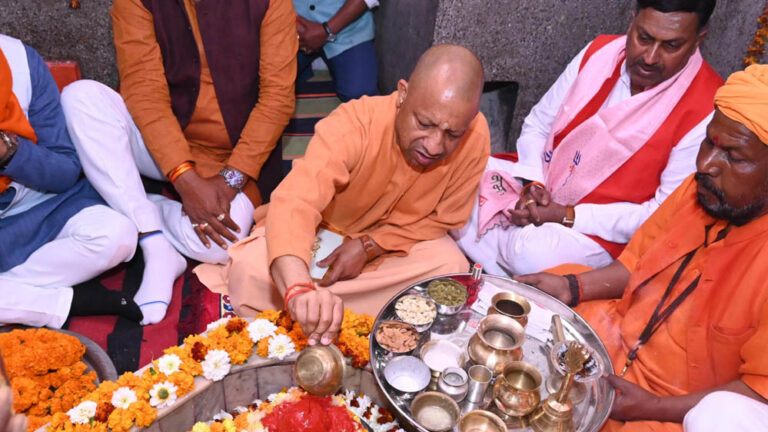 रुद्राभिषेक कर सीएम योगी ने की लोक मंगल की कामना