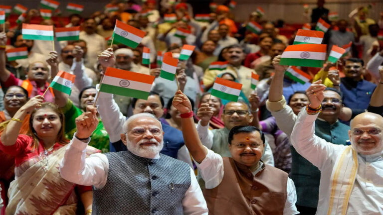 छात्रों के मुद्दे पर NDA का विपक्षी अंदाज, संसद परिसर में मार्च; राहुल गांधी पर साधा निशाना