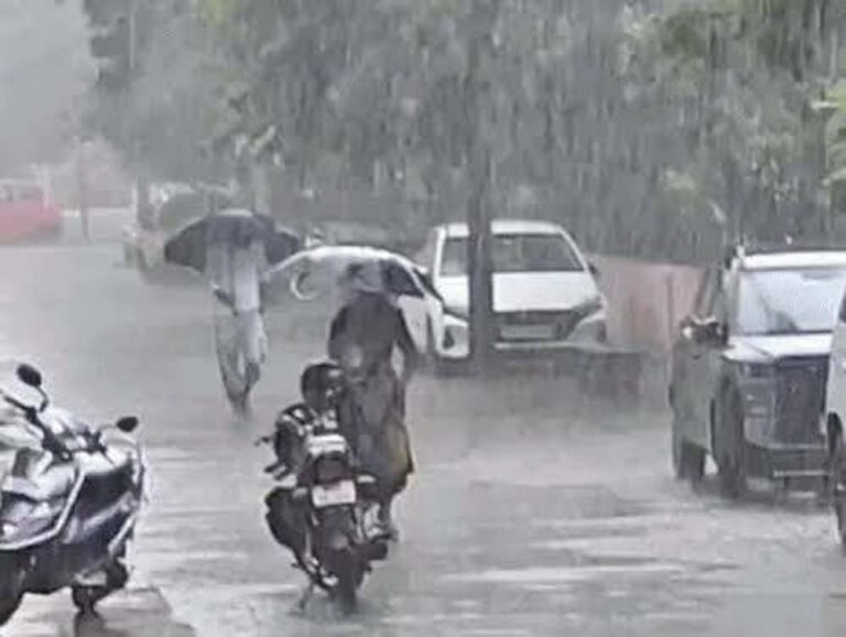 यूपी में 4 सितंबर तक बारिश का अलर्ट, कई जिलों में भारी से बहुत भारी बारिश की चेतावनी