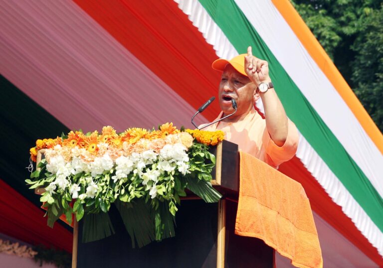 सीएम योगी के नेतृत्व में स्कूली बच्चों सहित हजारों लोगों ने लिया तिरंगा यात्रा में हिस्सा, पुष्पवर्षा के साथ हुआ स्वागत