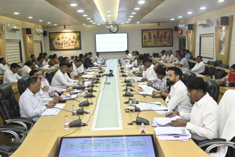 प्रभारी सचिव ने विभागवार योजनाओं और कार्यक्रमों की प्रगति की समीक्षा की