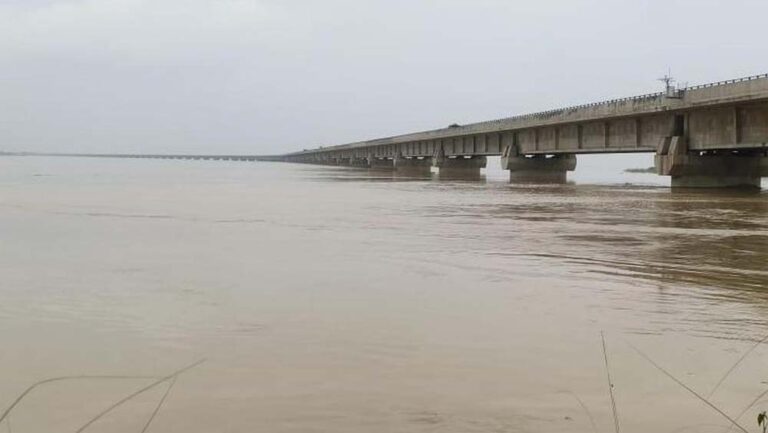 सरयू का जलस्तर खतरे के निशान से 30 सेमी नीचे, घटते पानी के साथ तेज हुआ कटान