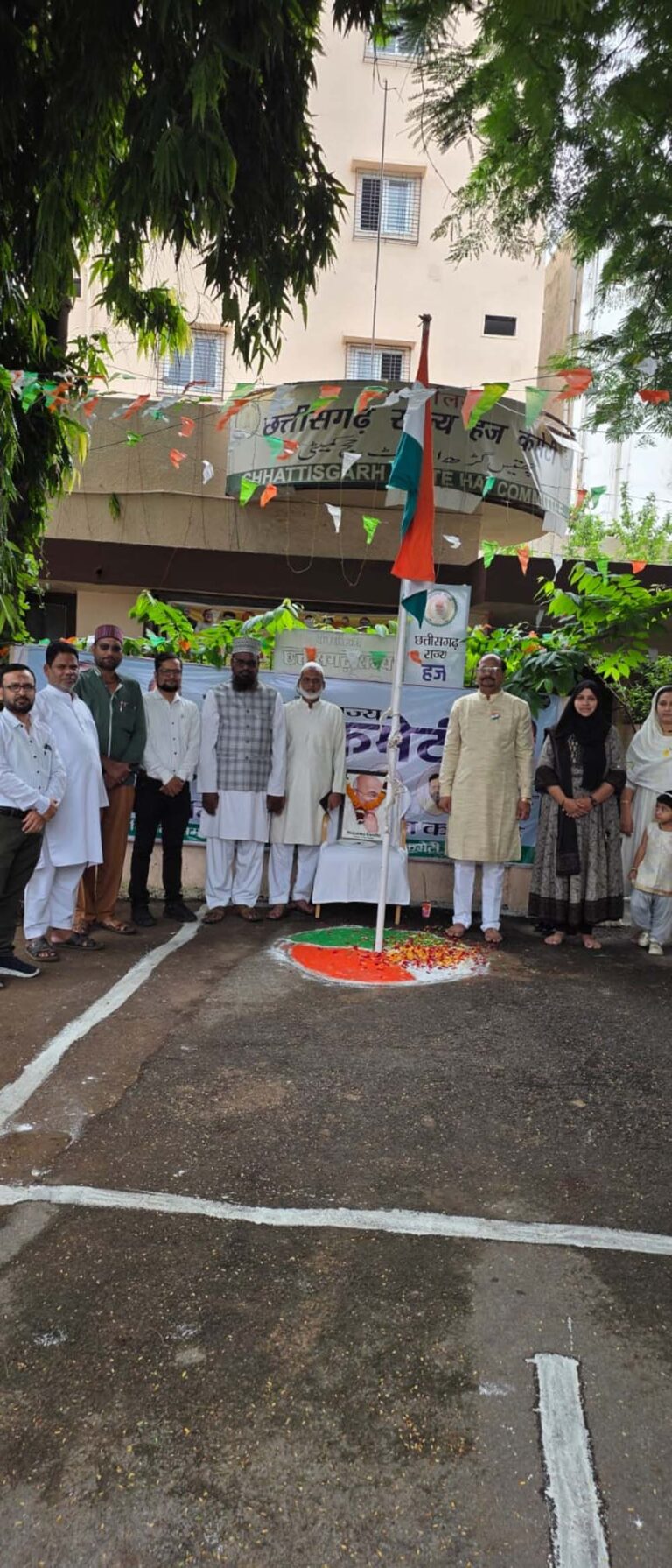 मिर्ज़ा एजाज़ बेग ने हज कमेटी कार्यालय में किया ध्वजारोहण