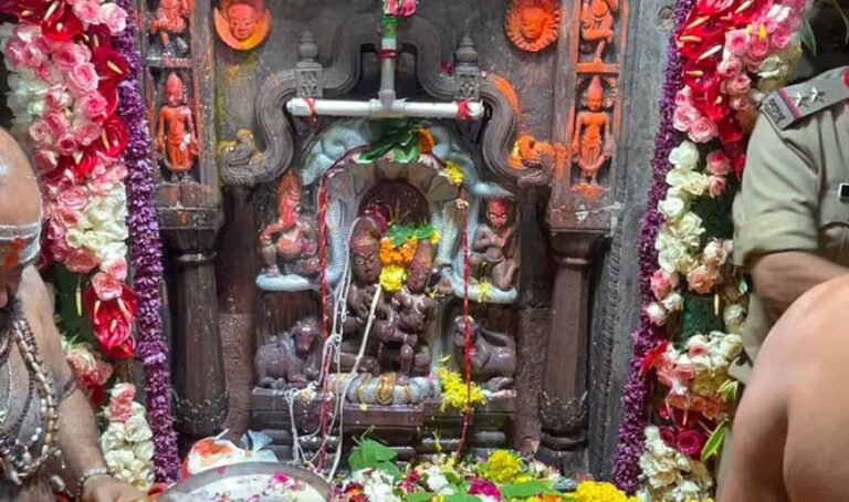सावन सोमवार-नागपंचमी का दुर्लभ संयोग, भोजपुर में नागेश्वर स्वरूप में सजे महादेव; उज्जैन में 6 लाख भक्तों ने किए दर्शन