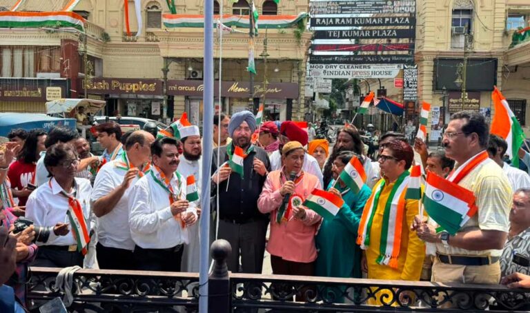 80 किलो लड्डू बांटकर मनाया आजादी का जश्न, जश्न-ए-आजादी ट्रस्ट के कार्यक्रम में धर्मगुरुओं ने किया ध्वजारोहण