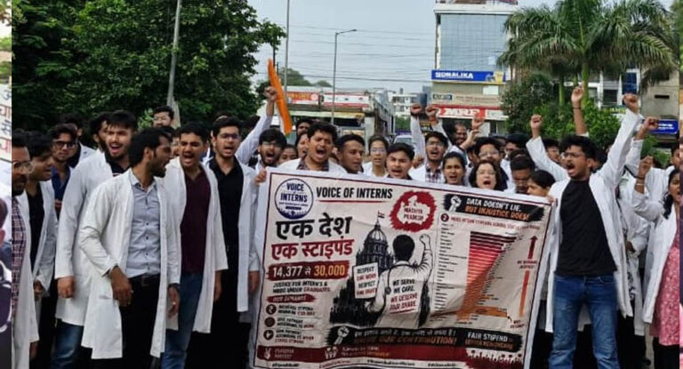MP के 13 सरकारी मेडिकल कॉलेजों में MBBS इंटर्न्स की हड़ताल, 3,600 प्रशिक्षु डॉक्टरों ने काम किया बंद