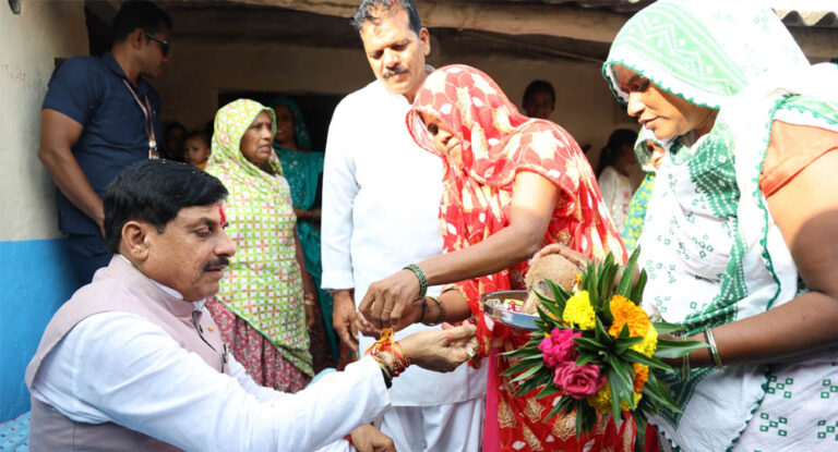 CM डॉ. यादव ने जनजातीय परिवार के घर किया भोजन, बहनों से बंधवाई राखी और बच्चों को दिया स्नेह