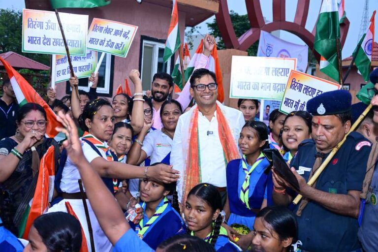करीब 200 फीट लंबे तिरंगे के साथ उमड़ा जनसैलाब, वित्त मंत्री ओ.पी. चौधरी हुए शामिल