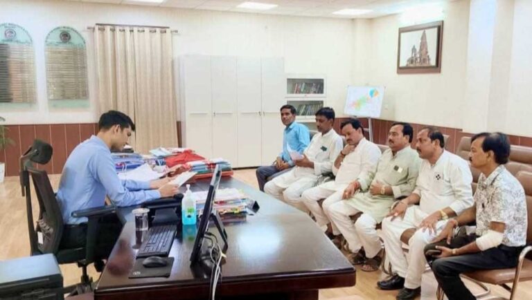 शुगर मिल अनशन को लेकर कांग्रेस प्रतिनिधिमंडल ने कलेक्टर को सौंपा ज्ञापन