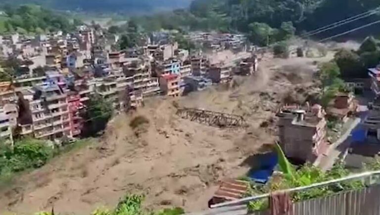 पहाड़ों से उठा धुएं का गुबार, फिर आया महाप्रलय; नेपाल में बाढ़ के 4 खौफनाक VIDEO