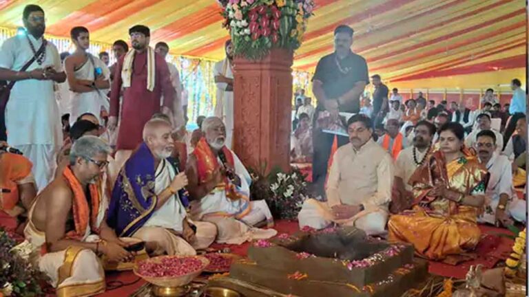 ओंकारेश्वर पहुंचे CM मोहन यादव, सपत्नीक किए ज्योतिर्लिंग दर्शन; 2200 करोड़ के पंचायतन मंदिर का शिलान्यास