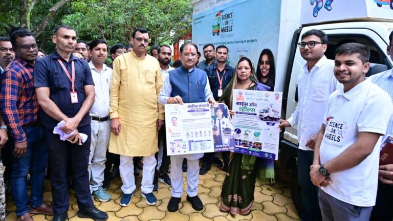 मुख्यमंत्री ने ‘साइंस ऑन व्हील्स’ को दिखाई हरी झंडी, अब स्कूलों तक पहुंचेगी प्रयोगों की चलती-फिरती विज्ञानशाला