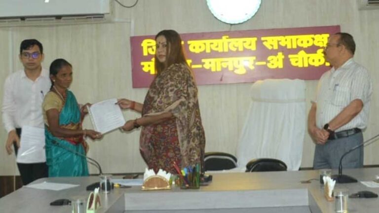 रायपुर में नक्सल पीड़ित 5 परिवारों को मिली शासकीय सेवा, कलेक्टर ने सौंपे नियुक्ति पत्र