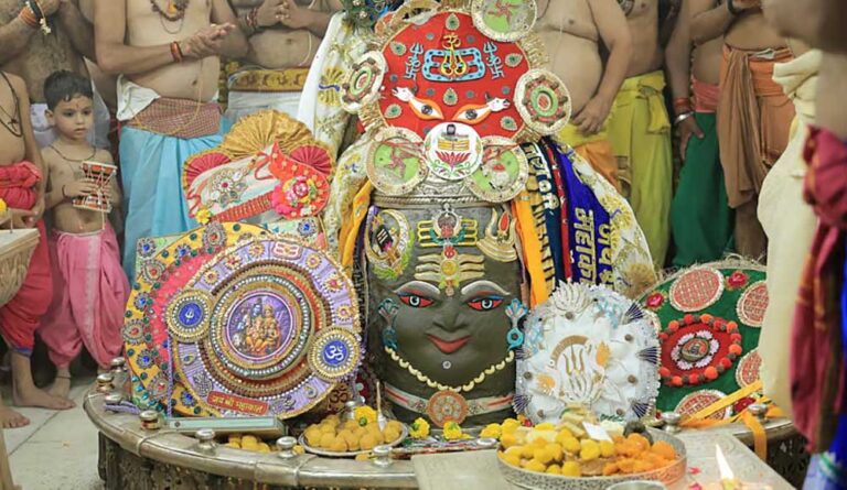 रक्षाबंधन पर सबसे पहले महाकाल को बांधी राखी, भस्म आरती में निभाई गई अनोखी परंपरा