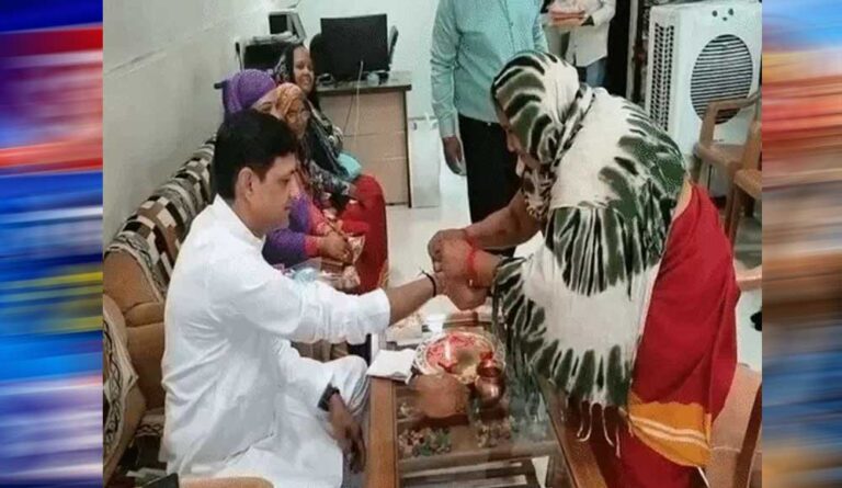 महापौर ने सफाईमित्र बहनों से बंधवाई राखी, बोले- शहर की स्वच्छता की असली ताकत आप