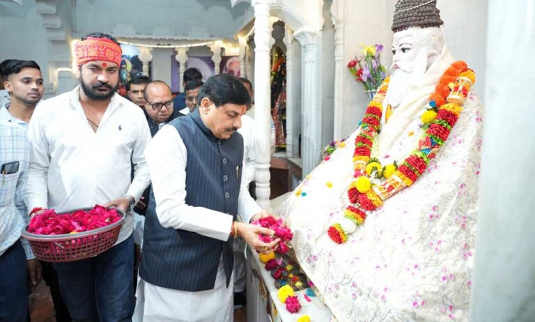 मुख्यमंत्री डॉ. यादव ने उज्जैन में वाल्मीकि धाम आश्रम में किया छड़ी-पूजन