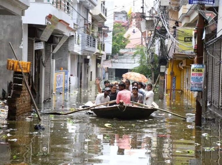 प्रयागराज में बारिश का कहर, सड़कें-रेलवे ट्रैक जलमग्न; स्कूल बंद, बाढ़ जैसे हालात