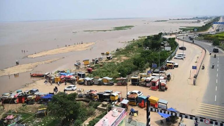 पटना में गंगा का जलस्तर घटा, फिर भी खतरे के निशान से ऊपर; दियारा इलाकों में पानी जमा