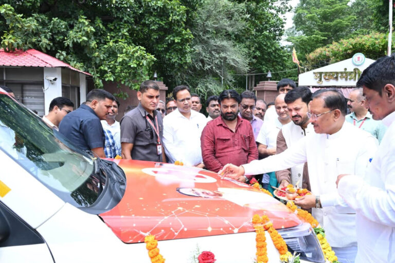 मुख्यमंत्री विष्णु देव साय ने धरसींवा विधानसभा को दी निःशुल्क एम्बुलेंस की सौगात