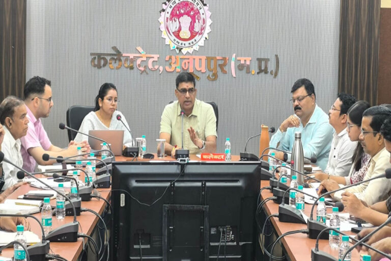 जिले के सभी विद्यालयों एवं छात्रावासों में पेयजल गुणवत्ता की जांच कराई जाए – कलेक्टर झा