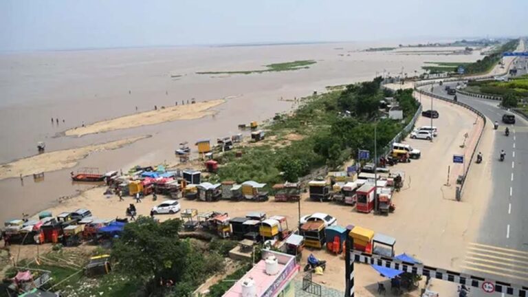 पटना में गंगा उफान पर, गांधी घाट पर खतरे के निशान से 57 सेमी ऊपर पहुंचा जलस्तर