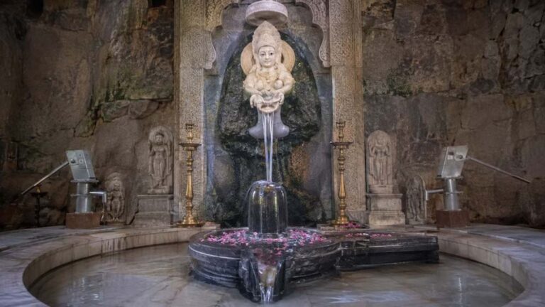 झारखंड के इस मंदिर में 24 घंटे होता है शिवलिंग का जलाभिषेक, रहस्य आज भी बरकरार