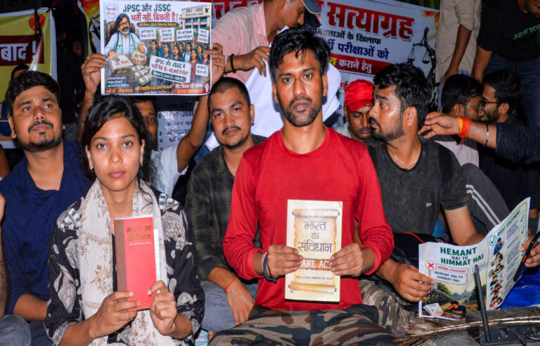 JPSC-JSSC धांधली पर झारखंड में घमासान, आमरण अनशन के तीसरे दिन तेज हुई सियासत; CID की 18 ठिकानों पर रेड