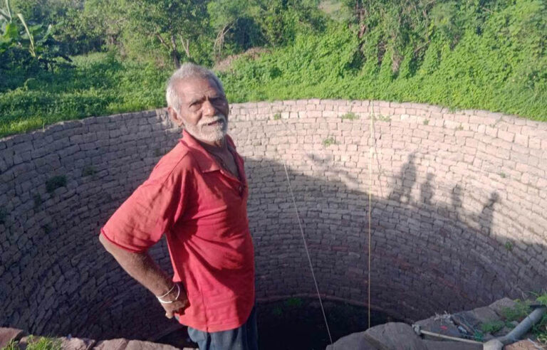 पत्नी के अपमान ने बदली जिंदगी, 7 साल में अकेले खोद डाला कुआं; अब पूरे गांव की बुझा रहा प्यास