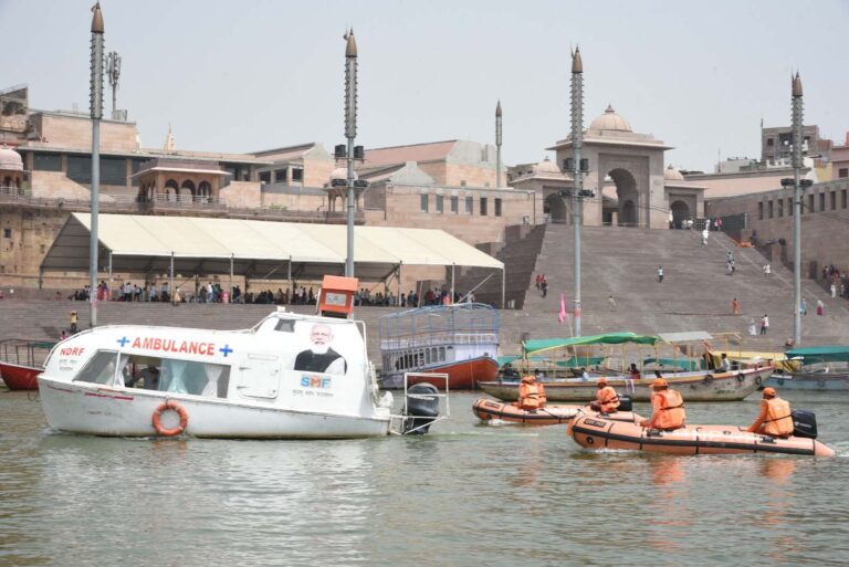 वाराणसी में गंगा का जलस्तर बढ़ा, घाट जलमग्न, प्रशासन पूरी तरह अलर्ट