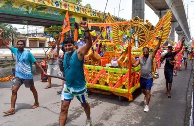 मेरठ में अग्नि-5 थीम वाली कांवड़ बनी आकर्षण, सेना के शौर्य को किया समर्पित