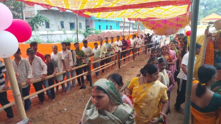 सावन की पहली सोमवारी पर पटना के शिवालयों में उमड़ी श्रद्धालुओं की भीड़