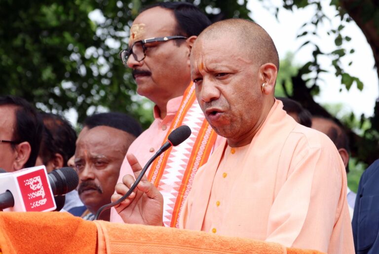 अटल जी का छह दशक का सार्वजनिक जीवन निर्विवाद और निष्कलंक रहाः सीएम योगी