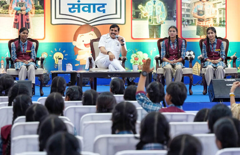 बेटियों की खास कैबिनेट से मिलकर गदगद हुए डॉ. मोहन यादव, बताया कितना और कैसे इस्तेमाल करें AI